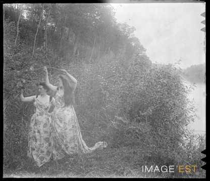 Deux femmes au bord d'une rivière (Vosges ?)